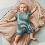 Breipakket THEODORE Playsuit Baby Sandnes Garn - met patroon (EN)