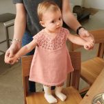 Breipakket INDY DRESS BABY - collectie 2505 Sandnes Garn  - Mandarin Petit - patroon in engels bij de Breiboerderij                            