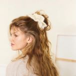 Breipakketje FLEUR SCRUNCHIE - patroon EN bij de Breiboerderij                            