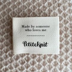  Textiellabel - PetiteKnit 'Made by Someone who loves me'  - per stuk bij de Breiboerderij                           