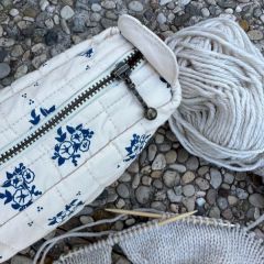 PetiteKnit - Knitter's Quilted Tool Cluch - Midnight Blue Flower - LIMITED EDITION! bij de Breiboerderij                            