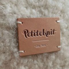 PetiteKnit Leather Label - 4 x 5 cm - 100% leer - per stuk bij de Breiboerderij                            