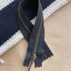 Rits / Zipper YKK 45 cm - Cement Grijs - met label PetiteKnit bij de Breiboerderij                            