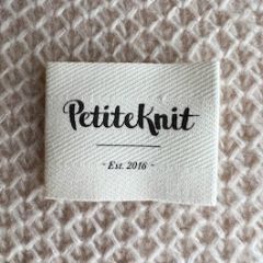 Textiellabel - 'PetiteKnit Est 2016'  - per stuk bij de Breiboerderij                            