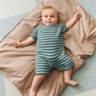 Breipakket THEODORE Playsuit Baby Sandnes Garn - met patroon (EN)