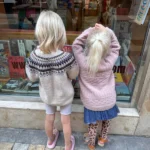 Breipakket PetiteKnit - Celeste Sweater JUNIOR - Sandnes Garn Peer Gynt